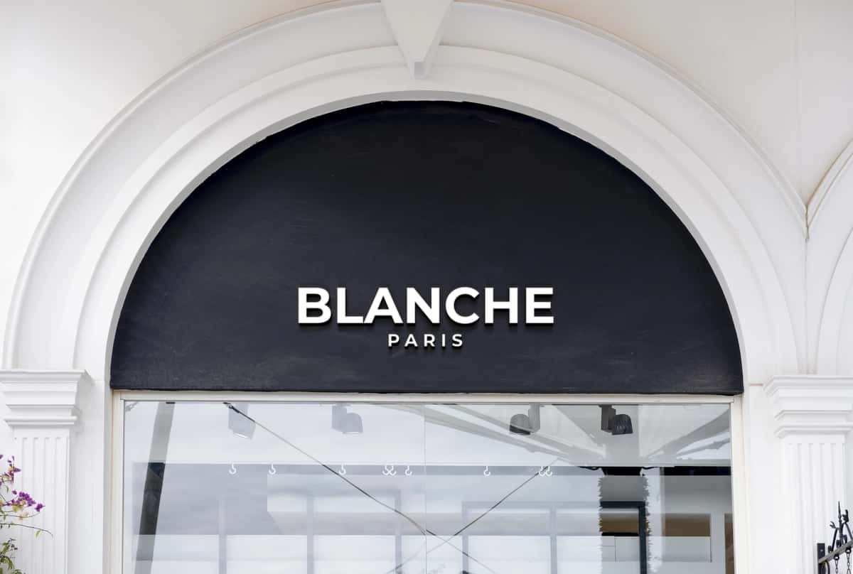 Qora jabhada oq 3D belgisi hashamatli brend do'koni maketi | Black facade white 3d sign luxury brand shop mockup 1
