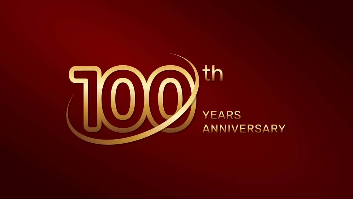 100-yillik logotip dizayni oltin rangli izolyatsiya qilingan qizil fon | 100th anniversary logo design gold color isolated red background 1