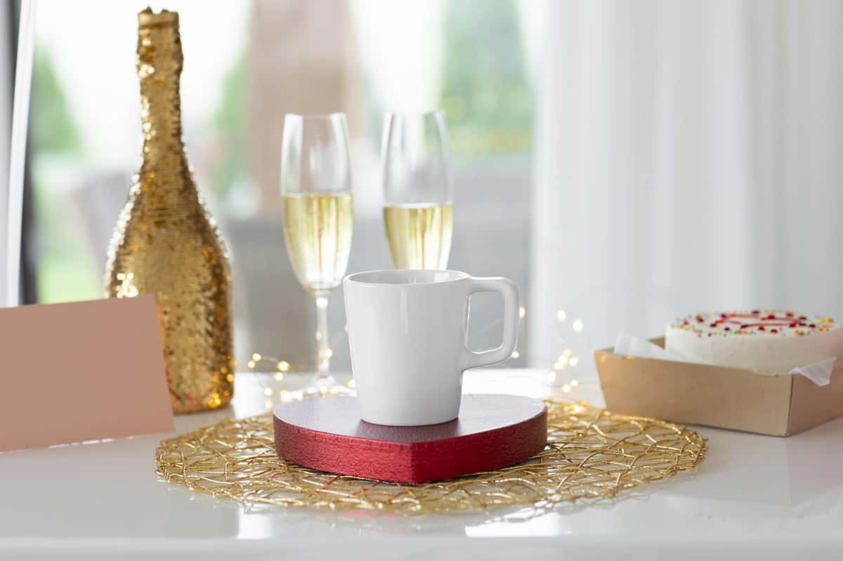 Sevishganlar kuni krujkalar savdosi maketi | Valentines day mug merchandise mockup 1