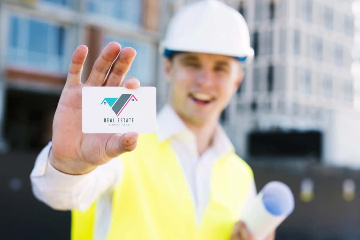 Biznes kartasini ushlab turgan yosh me'mor | Young architect holding business card 1