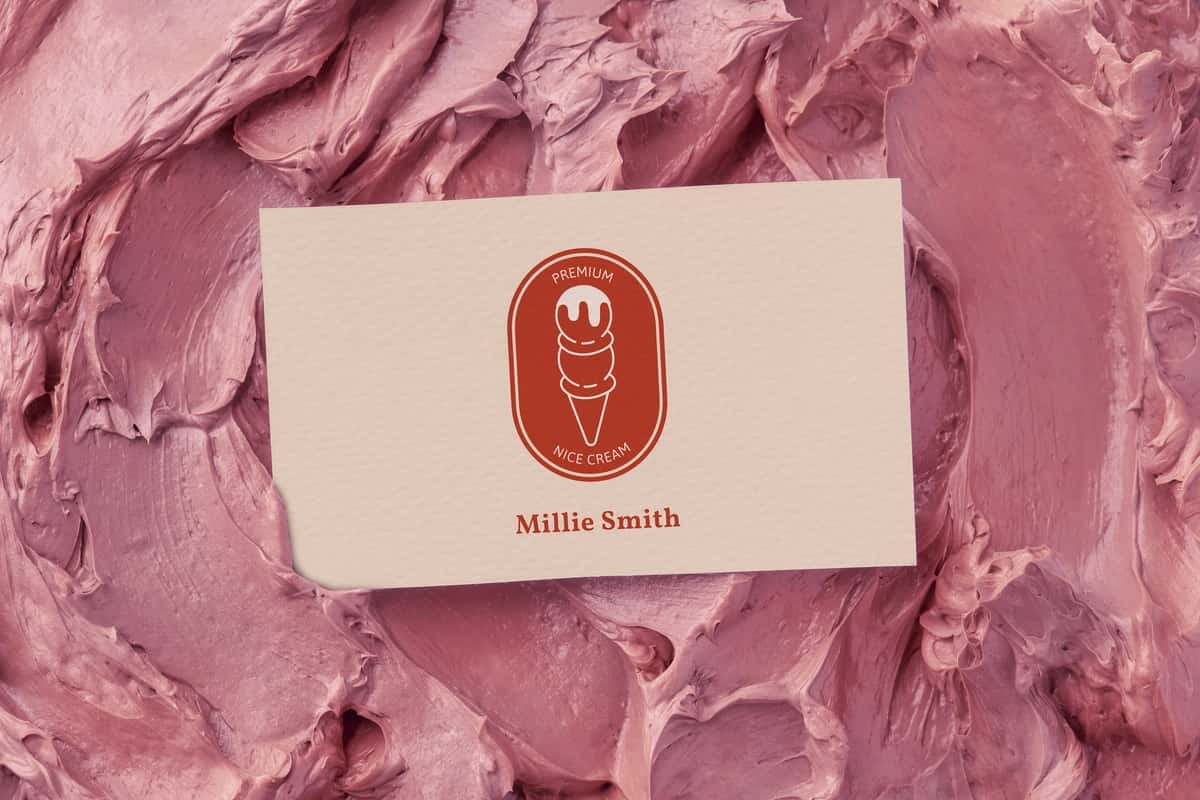 Shirin vizitka maketi PSD pushti muzli tekstura | Dessert business card mockup psd pink frosting texture 1