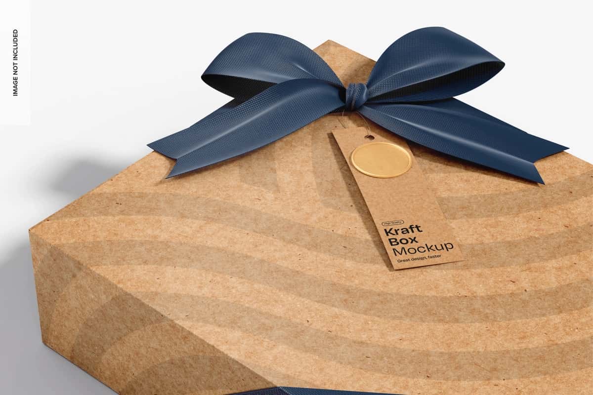 Qog'oz yorlig'i bilan Kraft qutisining yaqinlashtirilgan maketi | Kraft box with paper tag mockup close up 1