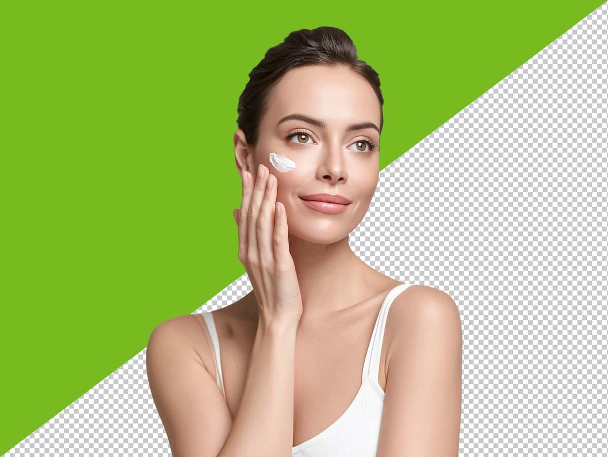 Yuz kremini qo'llagan ayol shaffof fon png | Woman applying facial cream isolated transparent background png 1