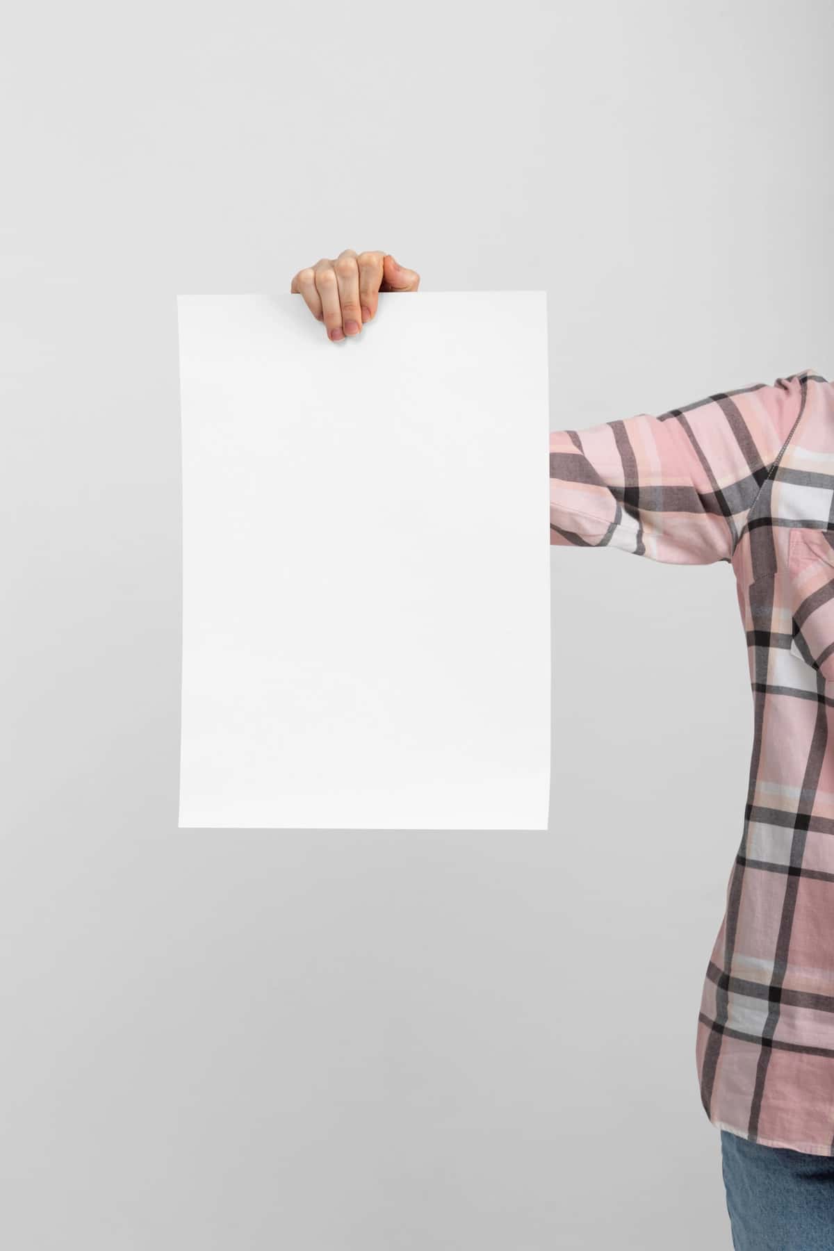 Qayta ishlangan qog'ozdan chizilgan rasm tushirilgan belgini ushlab turgan odam | Person holding signboard with drawing from recycled paper 1