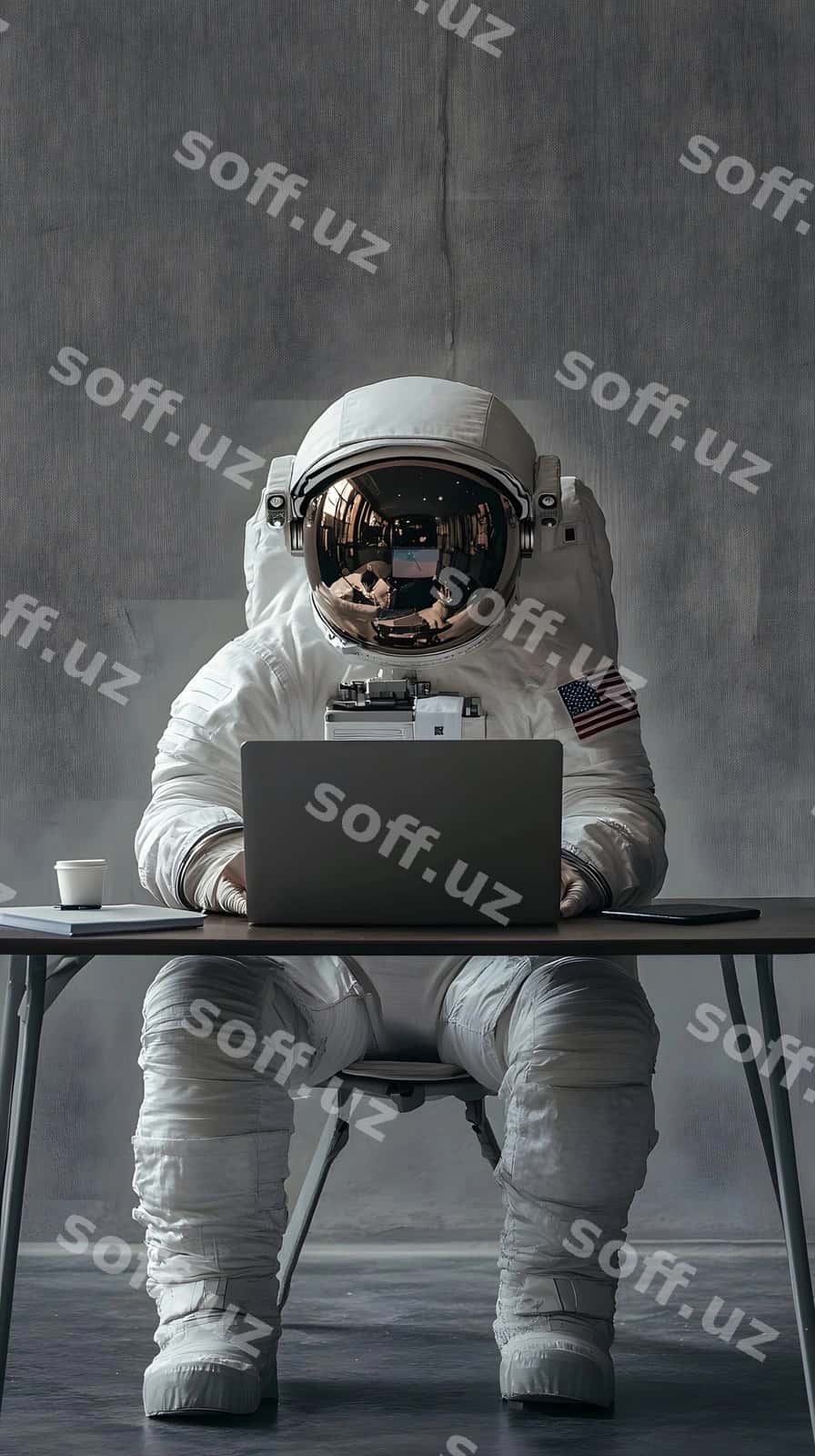 Ishlayotgan astronaut laptop stol | Astronaut working laptop desk 1
