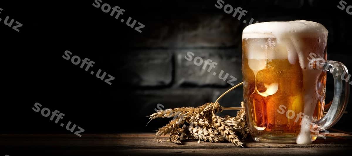 Pivchli qozon yog'och stol gerbovli devor yonida | Beer mug wooden table near brick wall 1