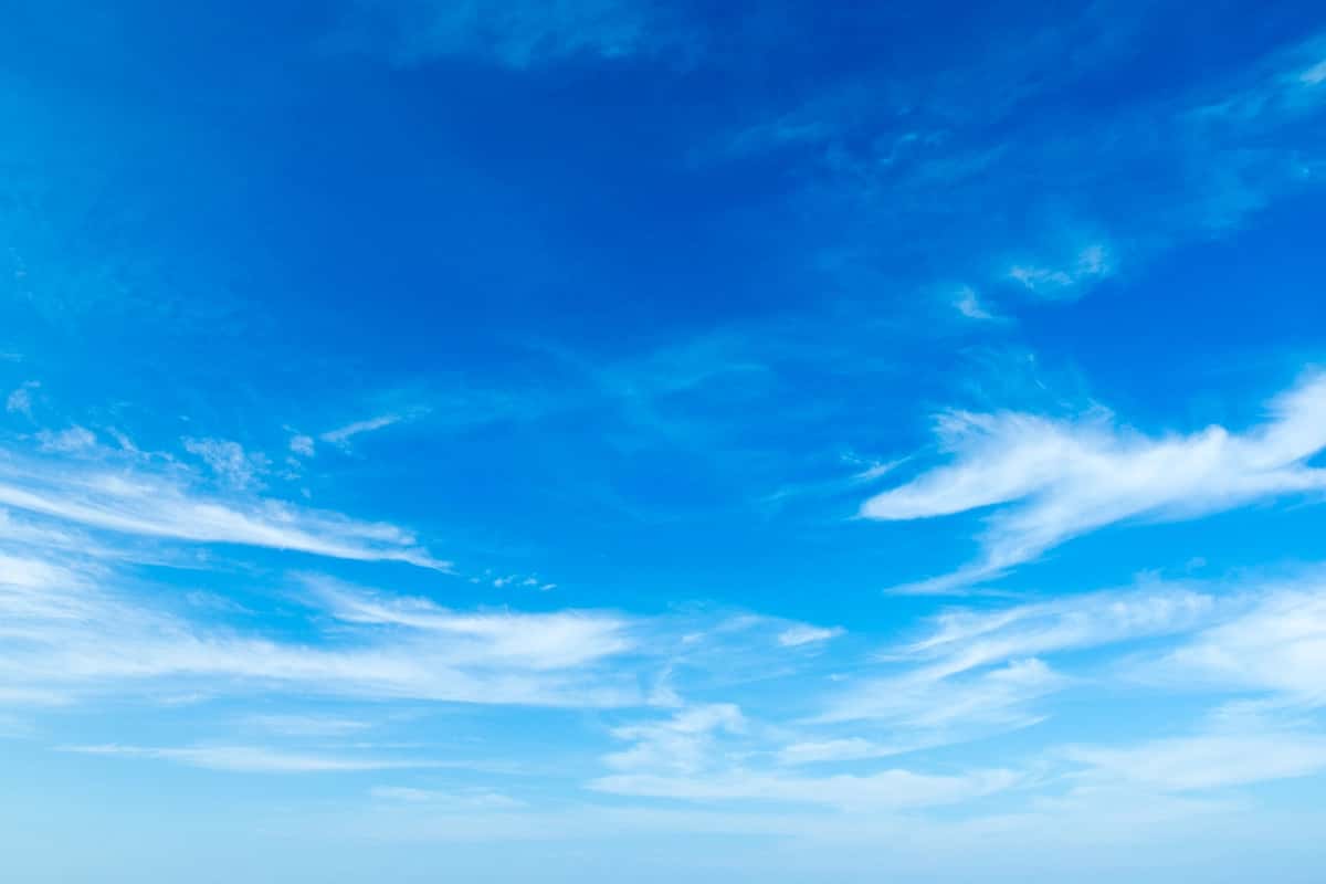 Oq bulutlar bilan moviy osmon | Blue sky with white clouds 1