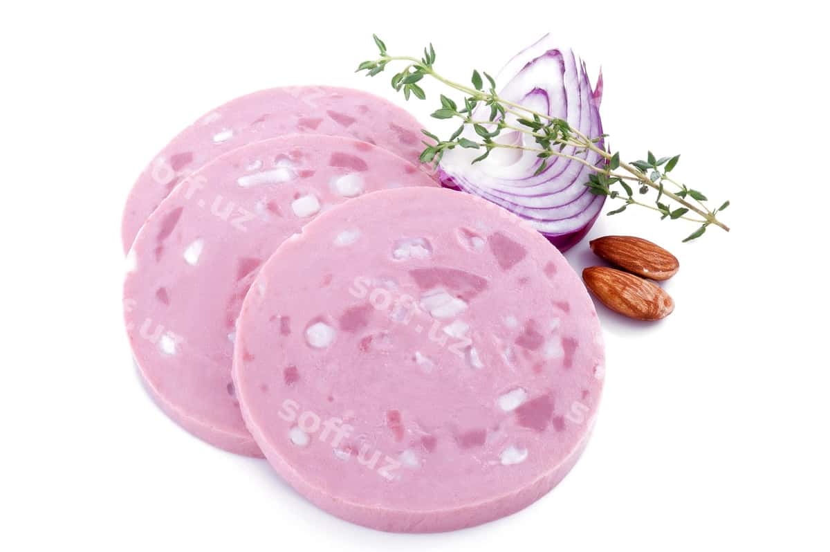 Qaynatilgan kolbasa tilim izolyatsiya qilingan oq | Boiled sausages slice isolated white 1