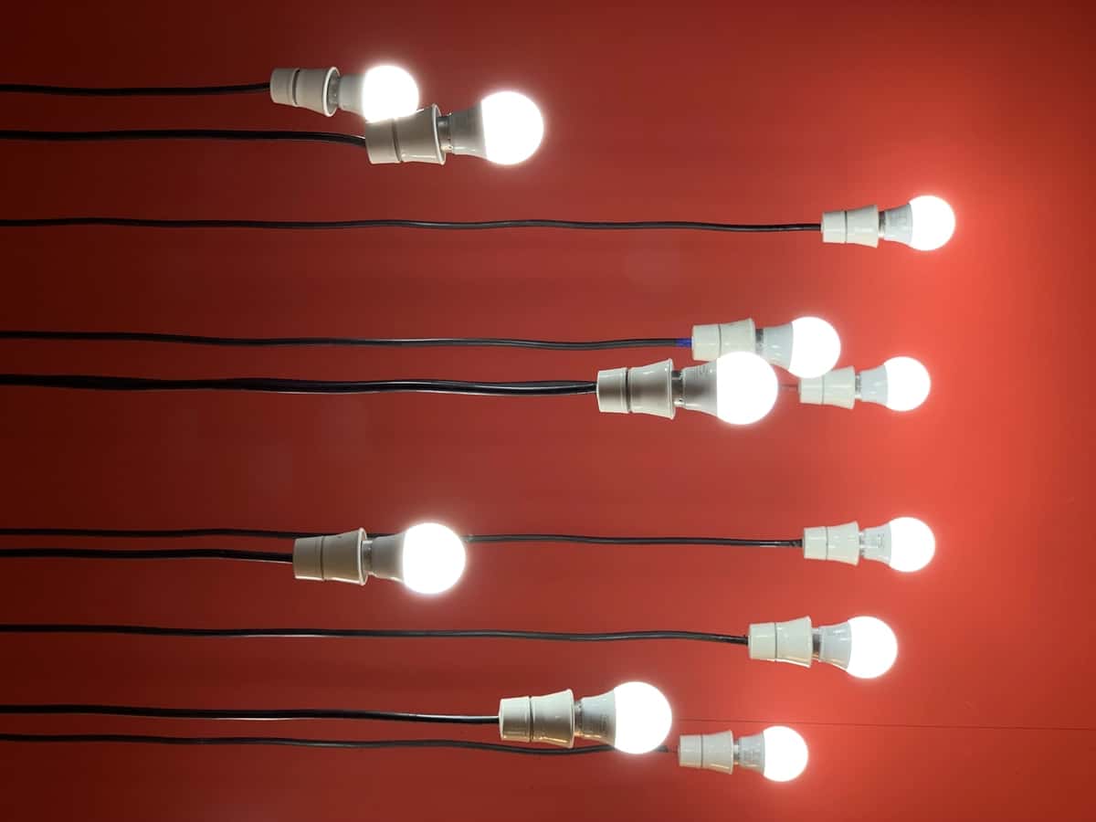 Yoritilgan lampochkani yoping | Close up illuminated light bulb 1
