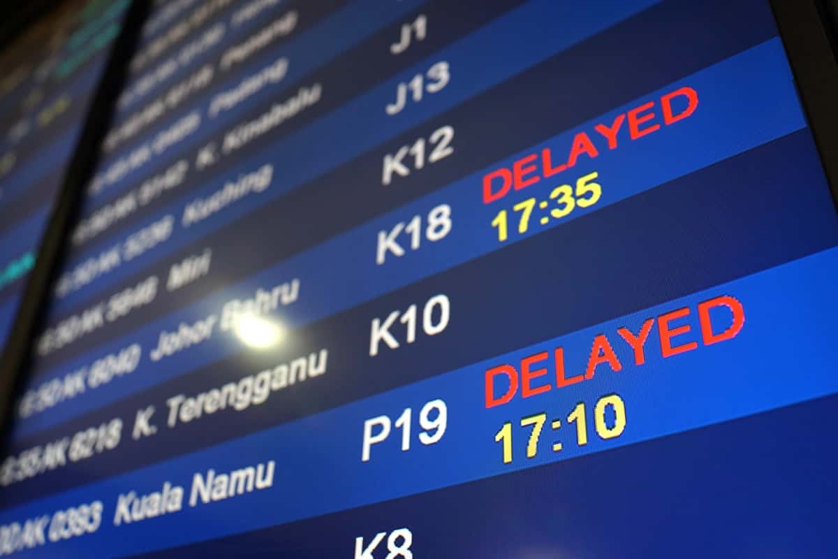 Matn devori aeroportini yoping | Close up text wall airport 1