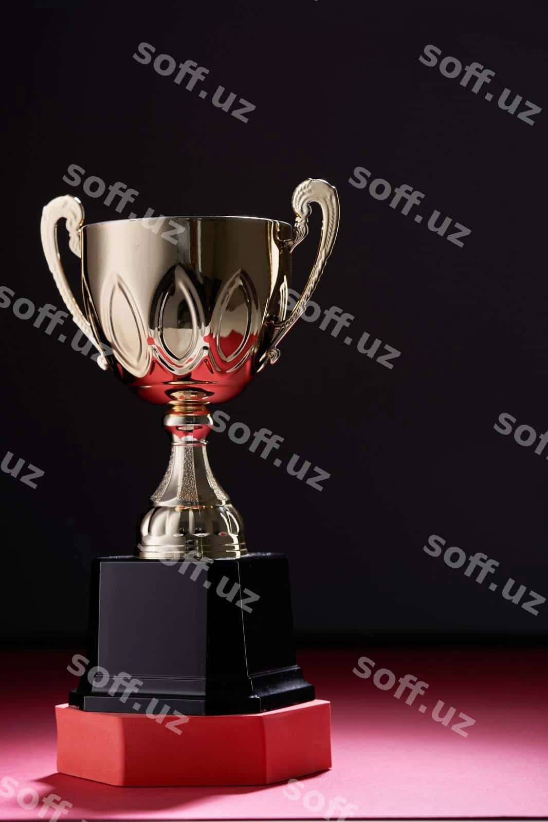 Qora fon kubogini yoping | Close up trophy black background 1