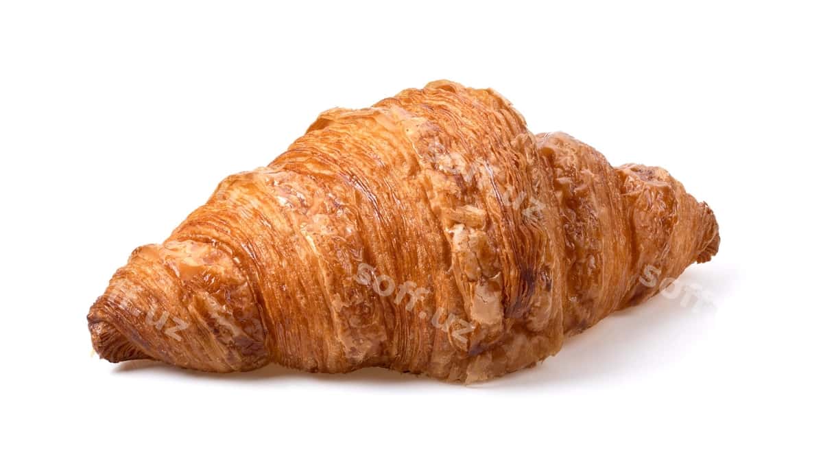 Croissant dala olindi oq fonda | Croissant isolated white background 1