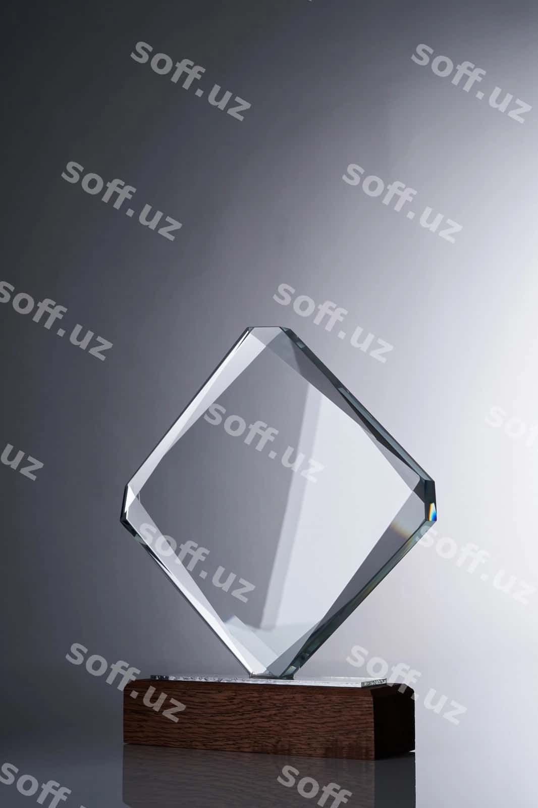 Kristall sohibi kulrang orqa fonga | Crystal trophy against gray background 1