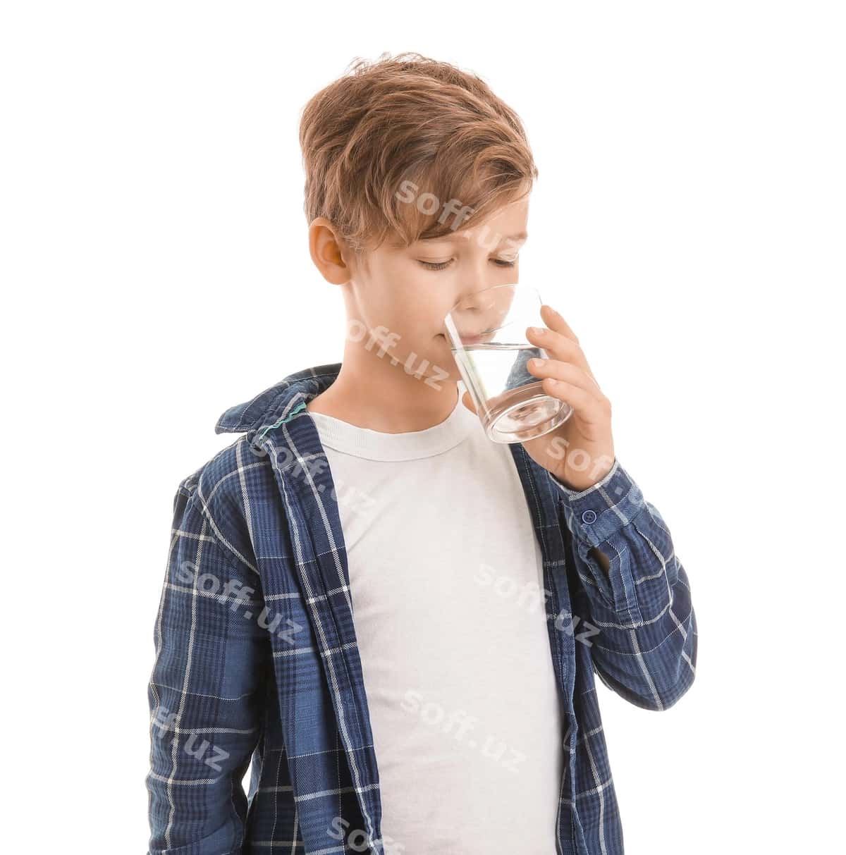 Chiroyli kichik o'g'il oq stakan suv bilan | Cute little boy with glass water white 1