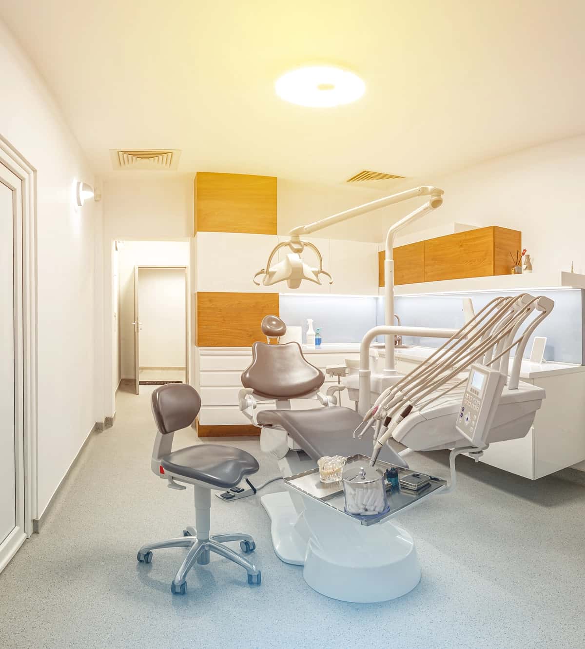 Stomatologiya klinikasi kafedrasi bilan | Dental clinic office with chair 1