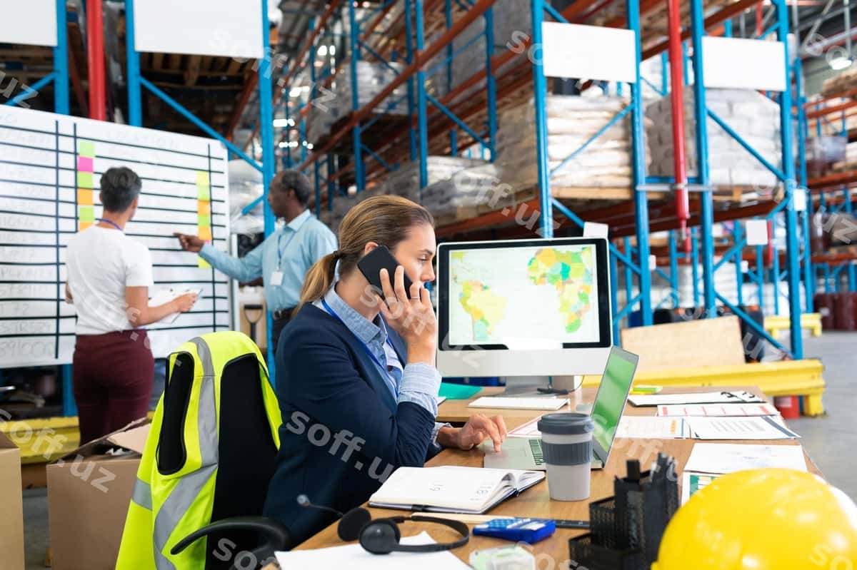 Ayol menejer mobil telefonda gaplashadi | Female manager talking mobile phone desk 1