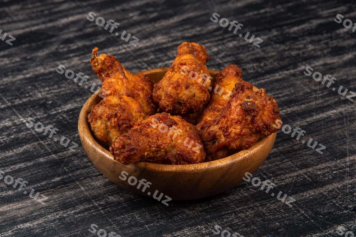 Qovurilgan BBQ tavarasi qora fonda | Fried bbq chicken wings black background 1