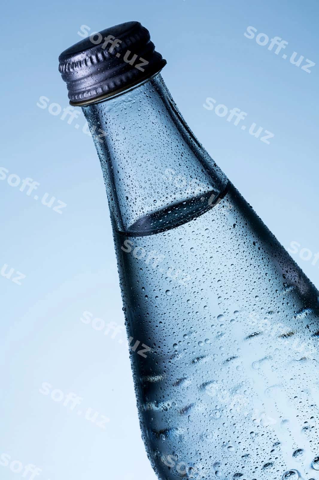 Shisha suvi ro'ya gil'mojlari bilan | Glass bottle water with dew drops 1