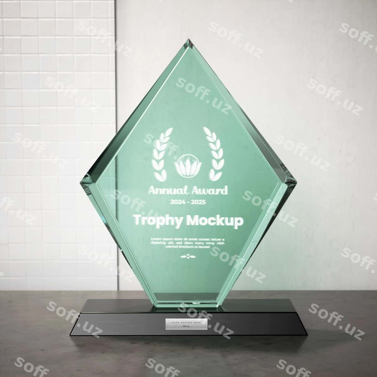 Soat qutbida mockup | Glass trophy mockup 1