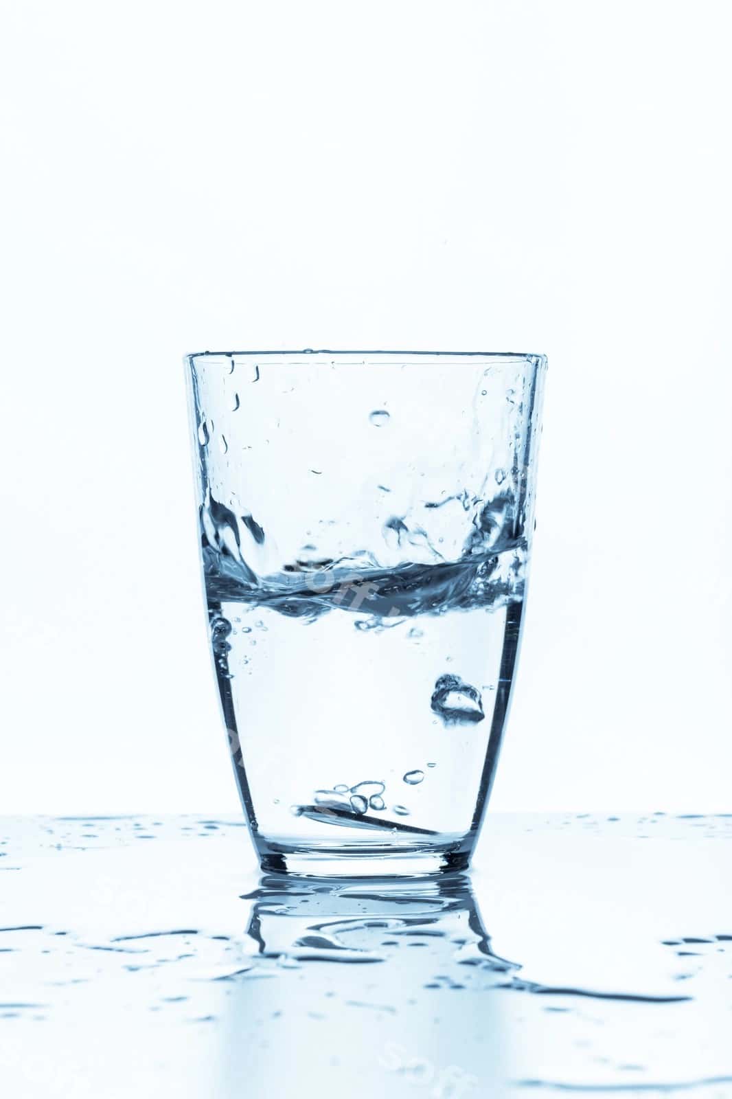 Stakan suvo oq ajralgan | Glass water isolated white 1