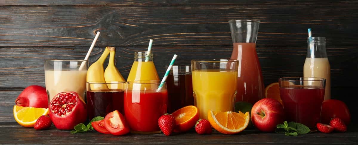 Yog'ochdan tayyorlangan turli xil sharbatlar bilan ko'zoynak idishlari | Glasses jars with different juices wooden 1