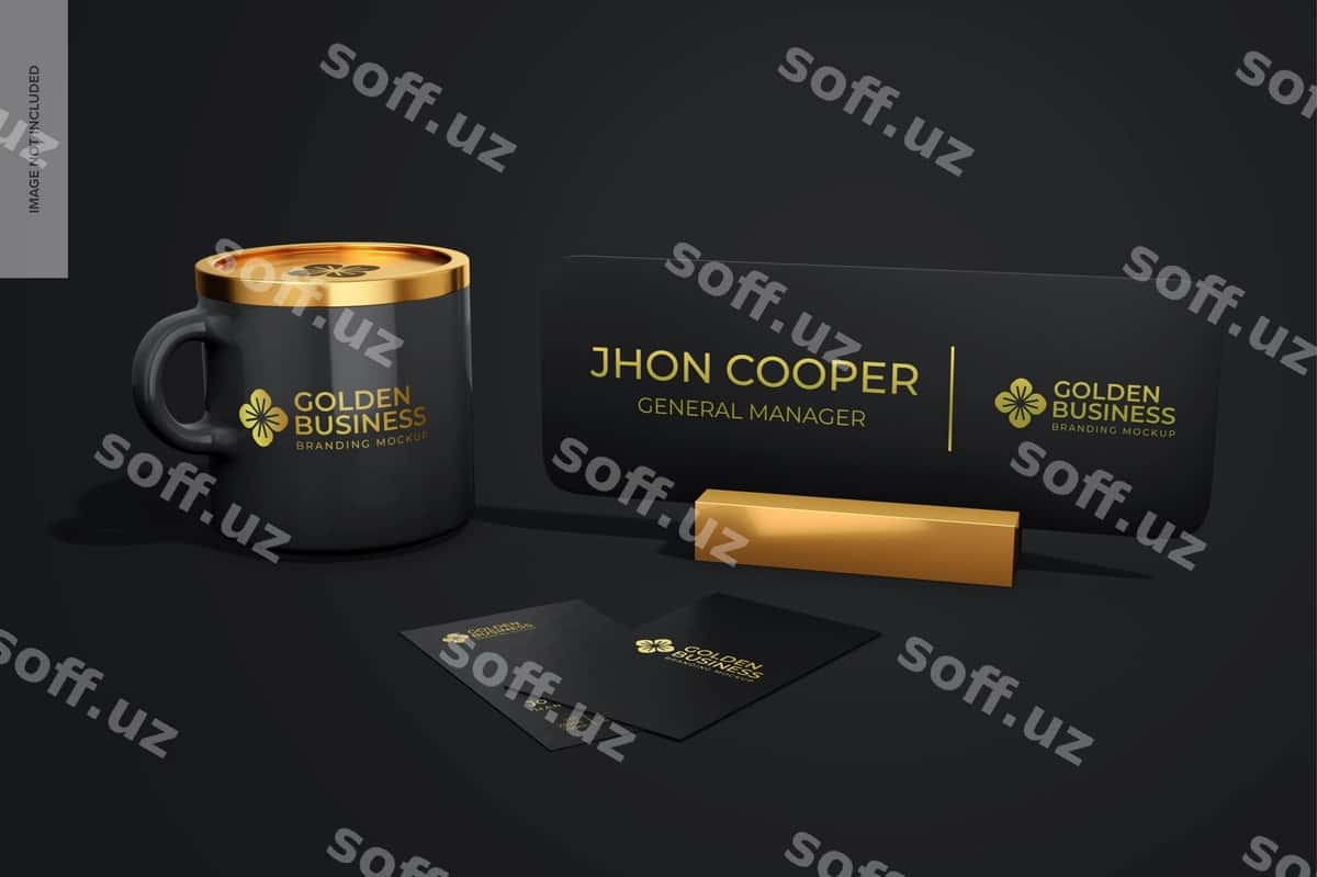 Krujka bilan oltin rangli stol nomi yozilgan plastinka maketi | Gold desk name plate mockup with mug 1