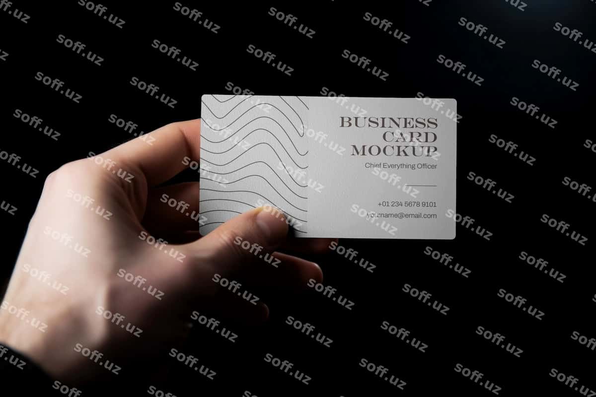 Vizitka maketi ushlagan qo‘l | Hand holding business card mockup 1
