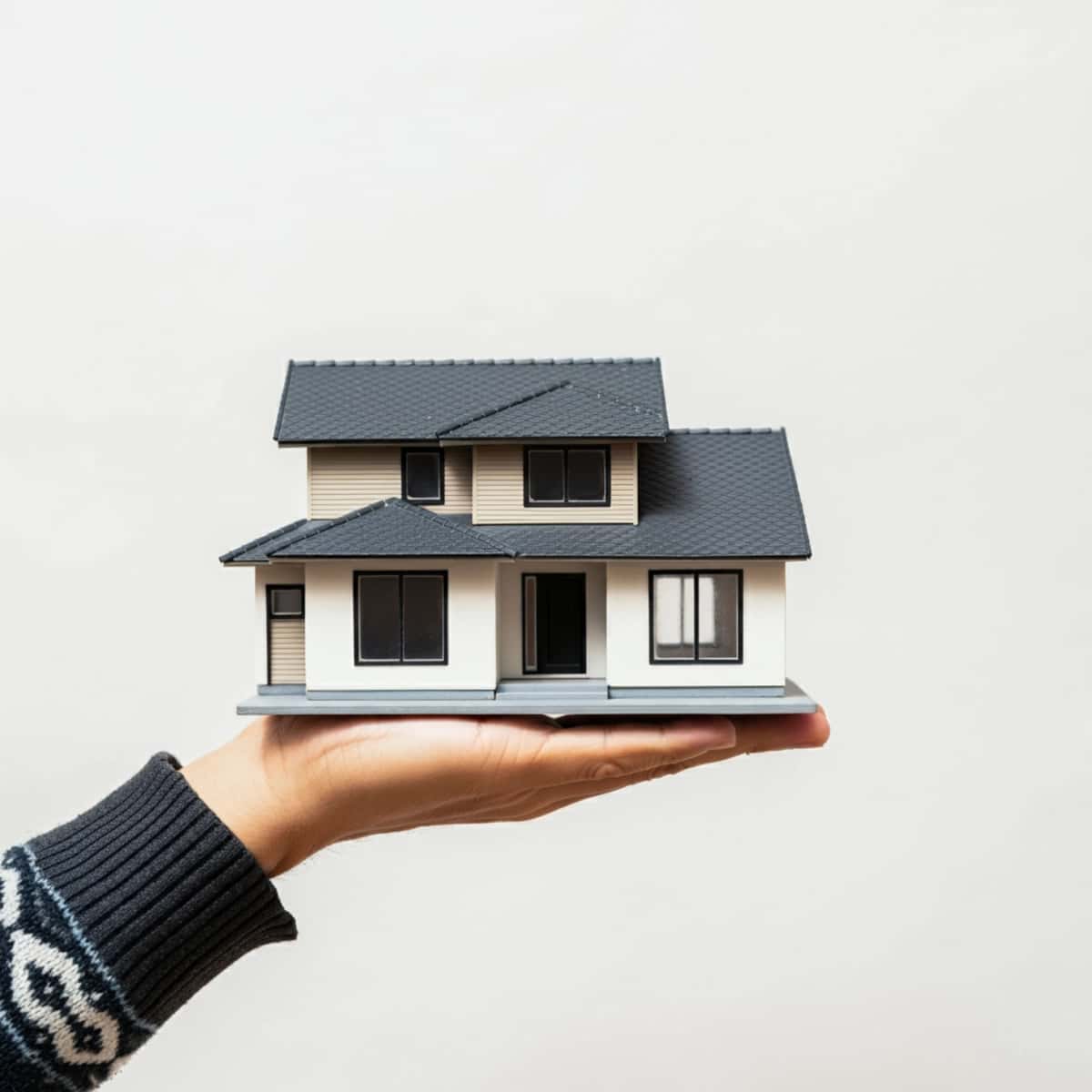 Qora tomli qo'lda ushlab turiladigan model uy | Hand holding model house with black roof 1