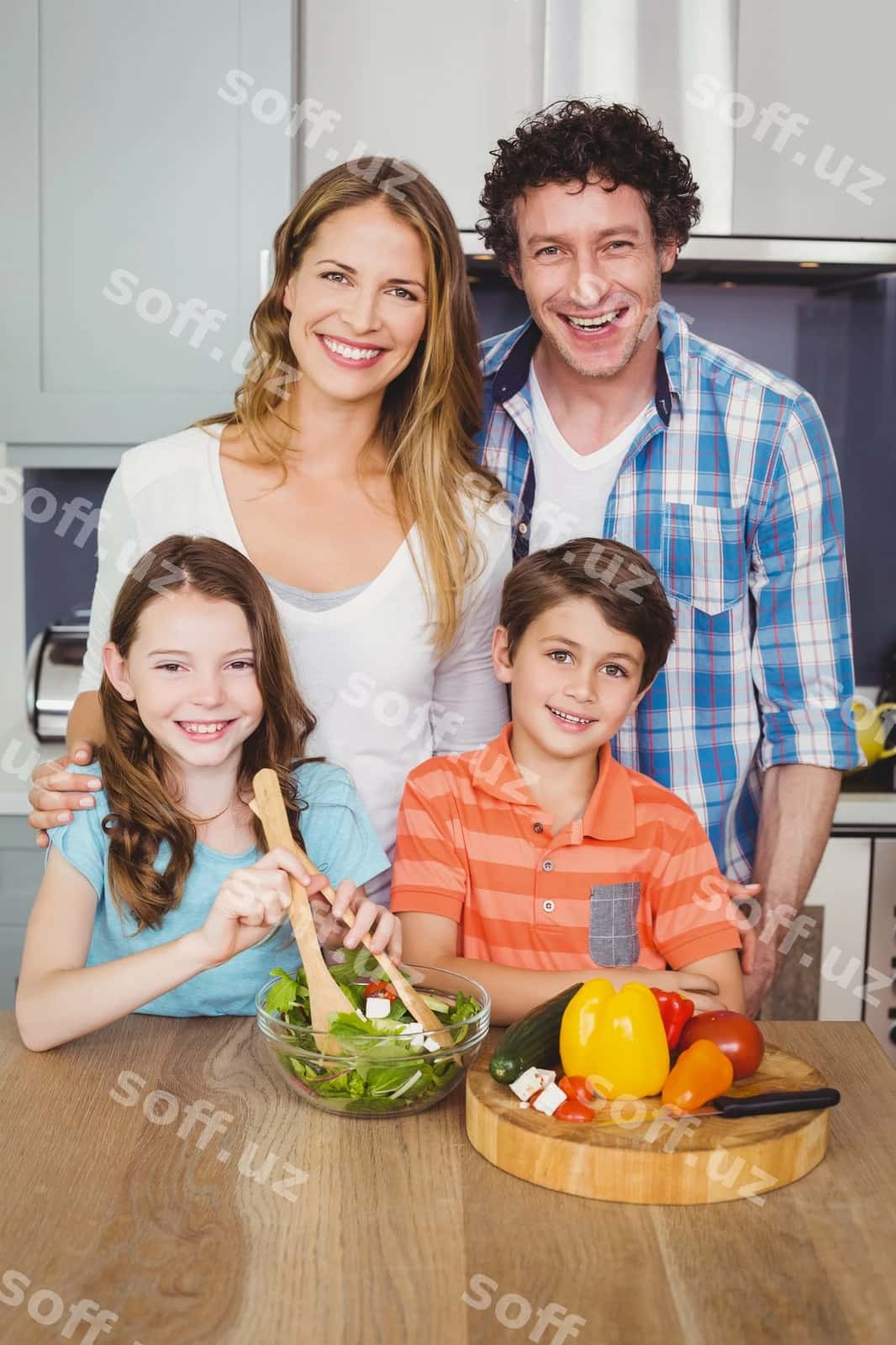 Baxtli oila sabzavotlar salatini tayyorlamoqda | Happy family preparing vegetable salad 1