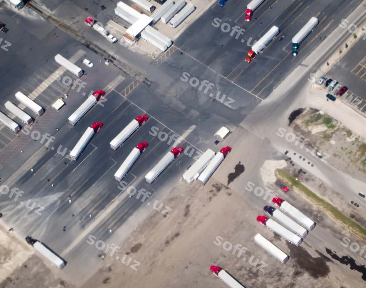Shahar yo'lidagi mashinalar haqida yuqori burchakdan ko'rinish | High angle view cars road city 1