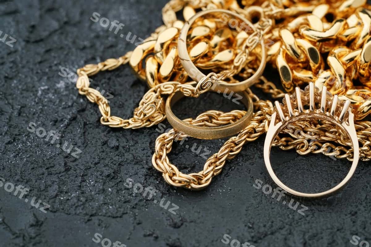 Yuqori burchakli ko'rinishdagi oltin halqalar zanjiri tosh | High angle view golden rings chain rock 1