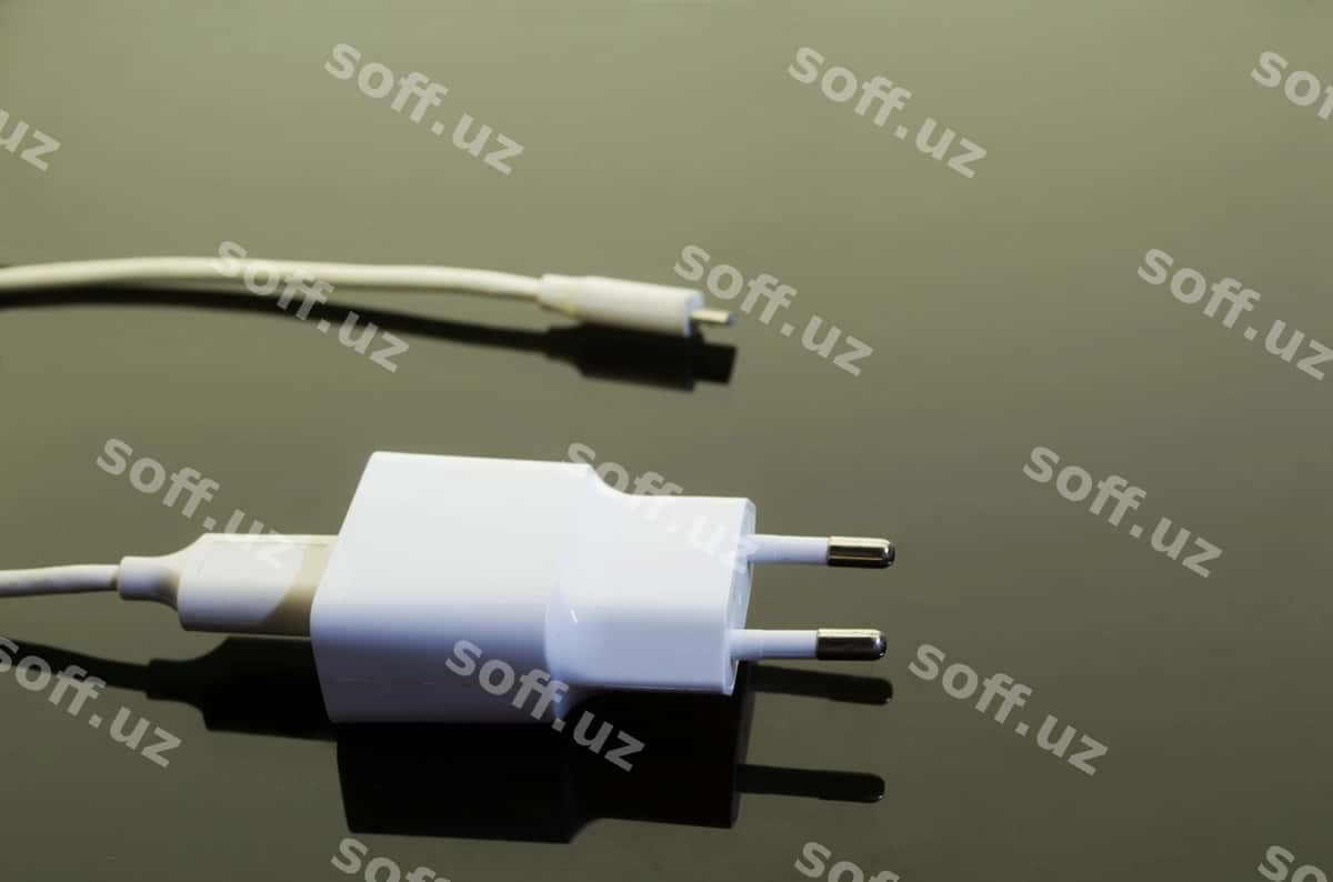 Yuqori burchakli ko'rinish mobil zaryadkа stol | High angle view mobile charger table 1
