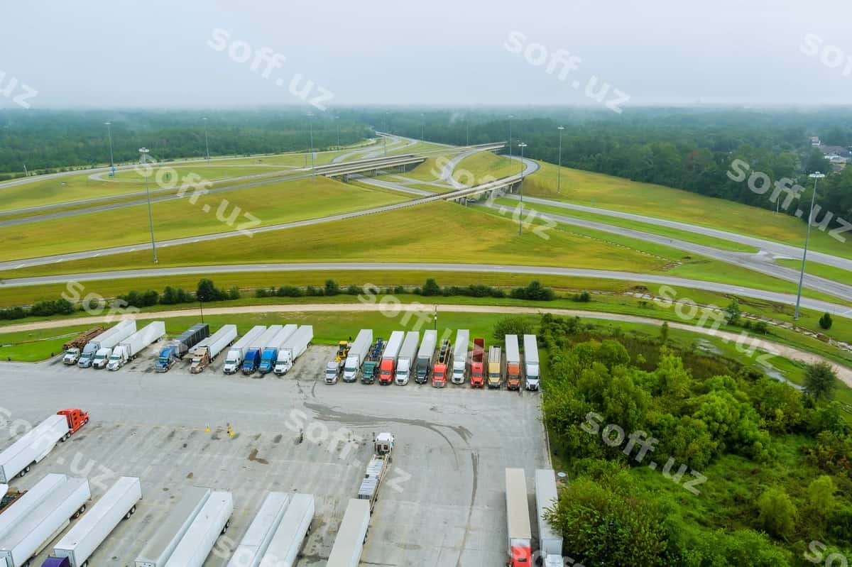 Yuqori burchakli ko'rinishdagi transport vositalari osmonga qarshi yo'l | High angle view vehicles road against sky 1