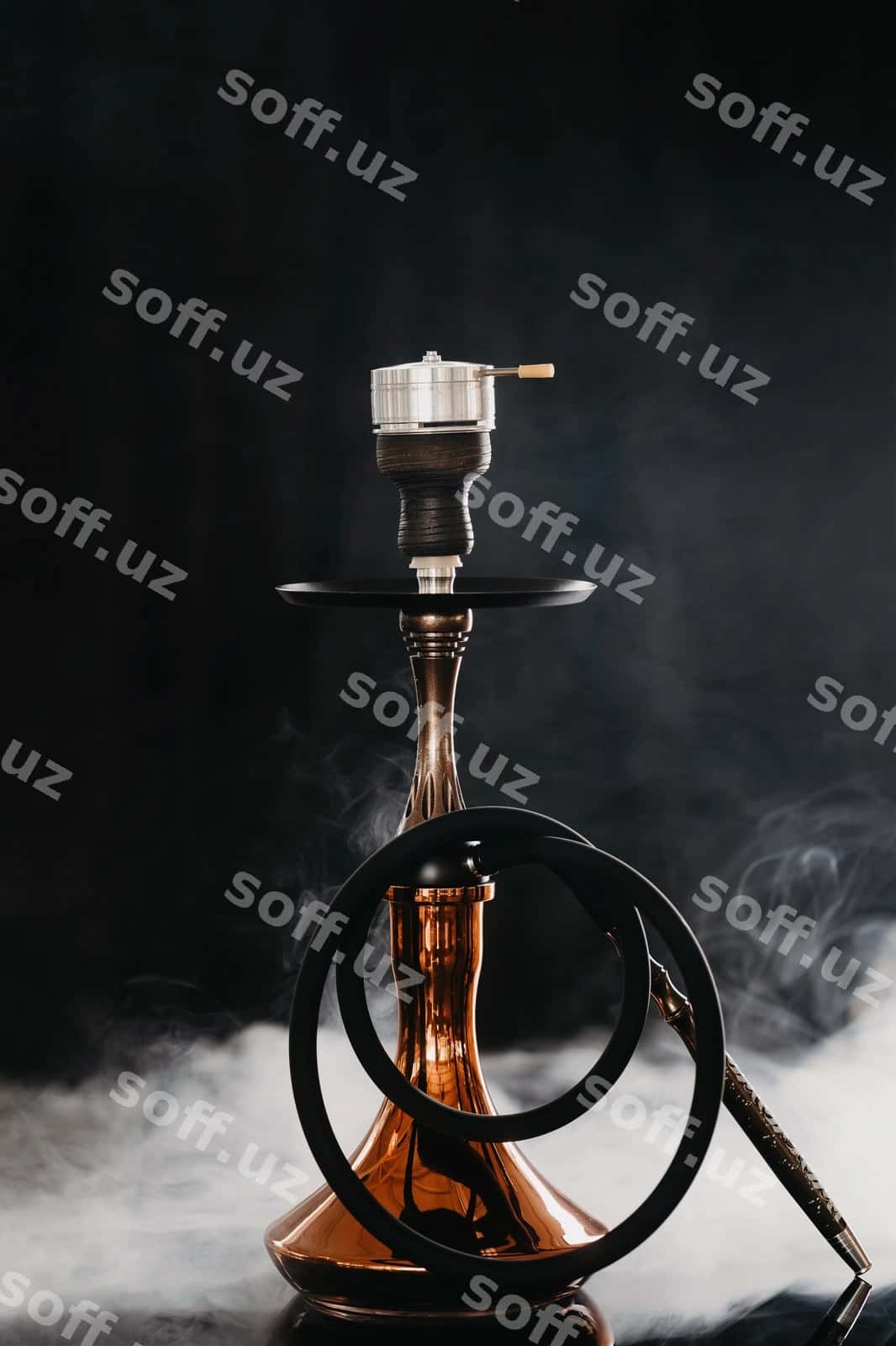 Nargile tutuq bilan qora fonda | Hookah with smoke black background 1