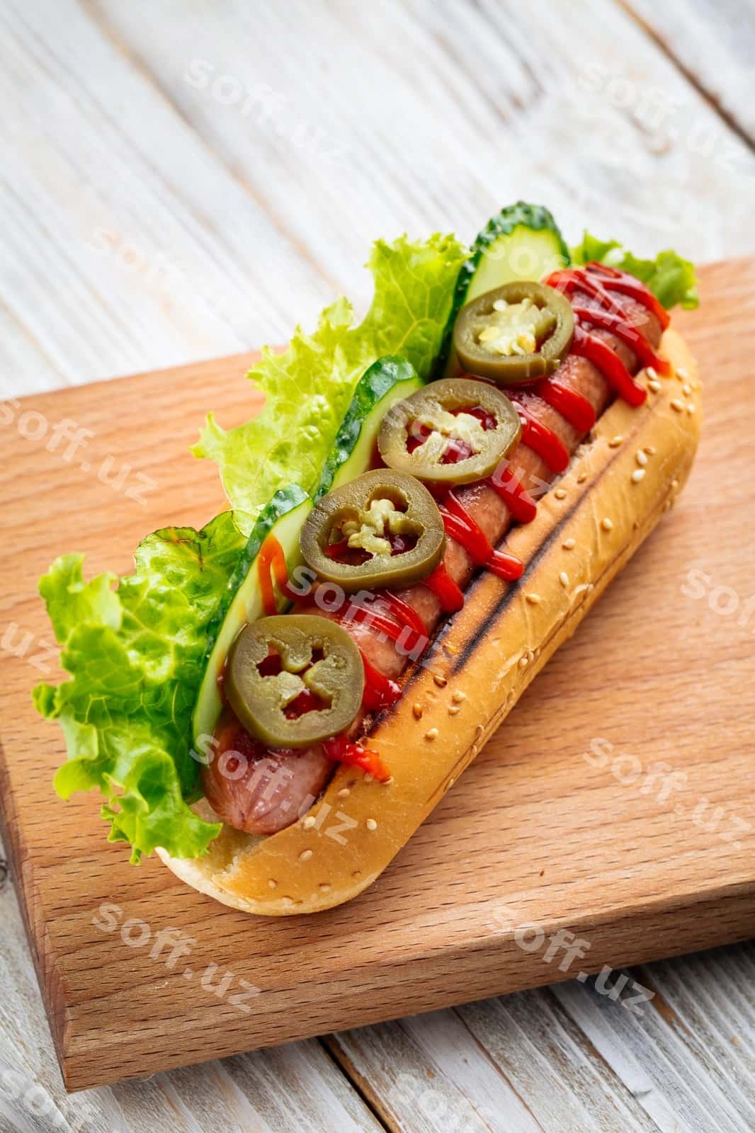Jalapeño hotdog ketchup bilan yog'ochli doskada | Jalapeno hotdog with ketchup wooden board 1