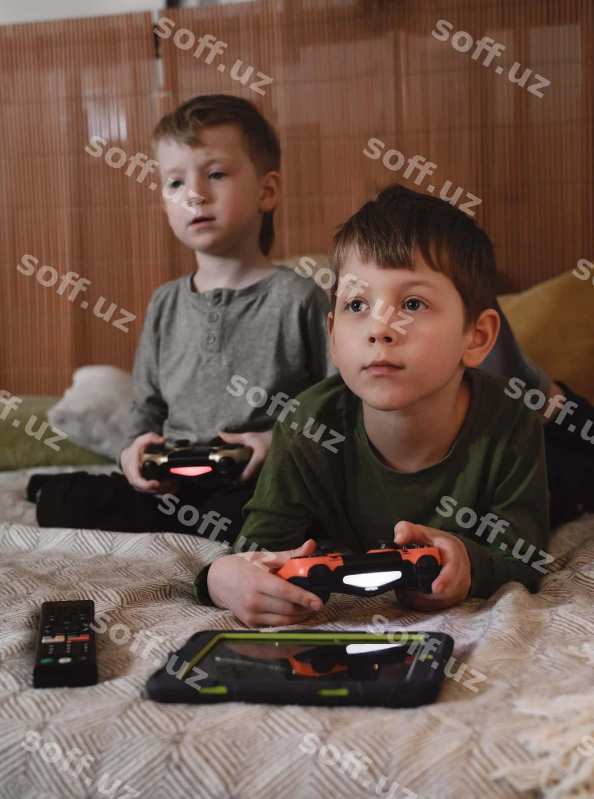 Bolalar uy konsolida video o'yinlar oynayotgan | Kids playing video games home console 1