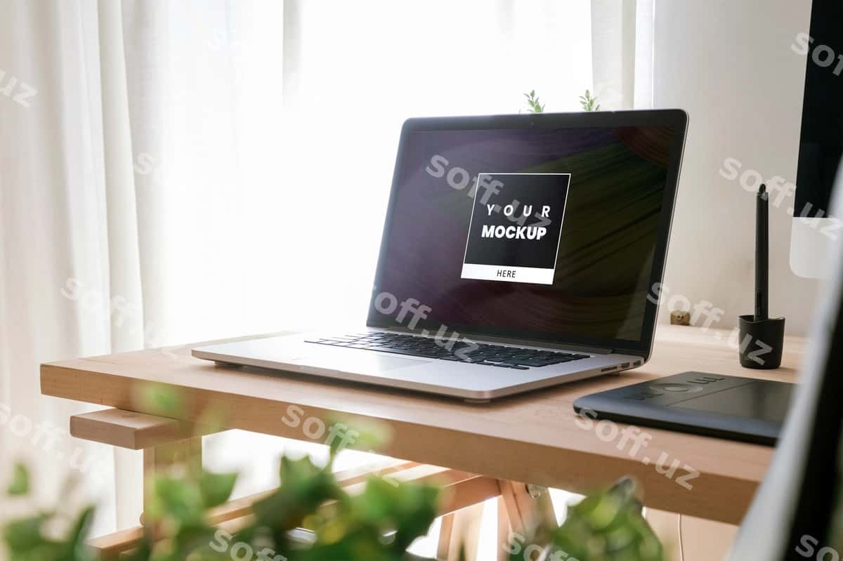 Noutbuk maketi deraza yonida yog'och stol | Laptop mockup wooden desk by window 1