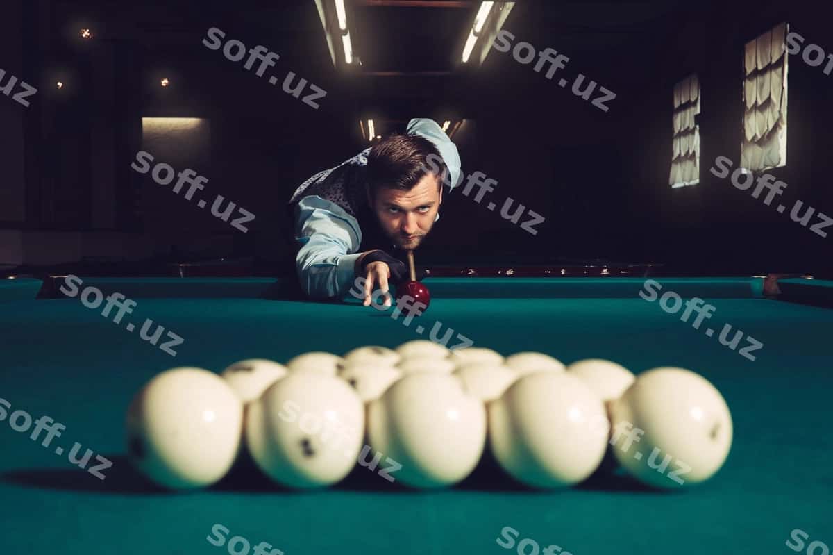 Man billiard oyniyapti. | Man playing billiard 1