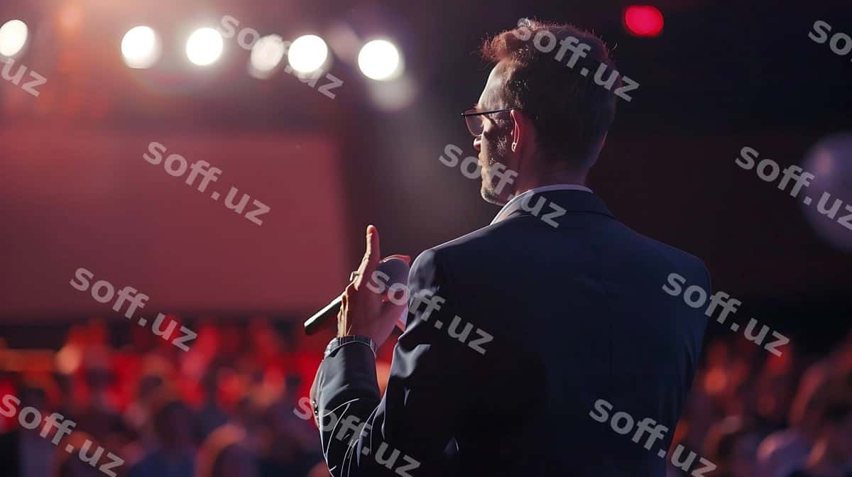 Er ko'rishlar oldida so'z berayotgan. | Man suit is giving speech front crowd 1