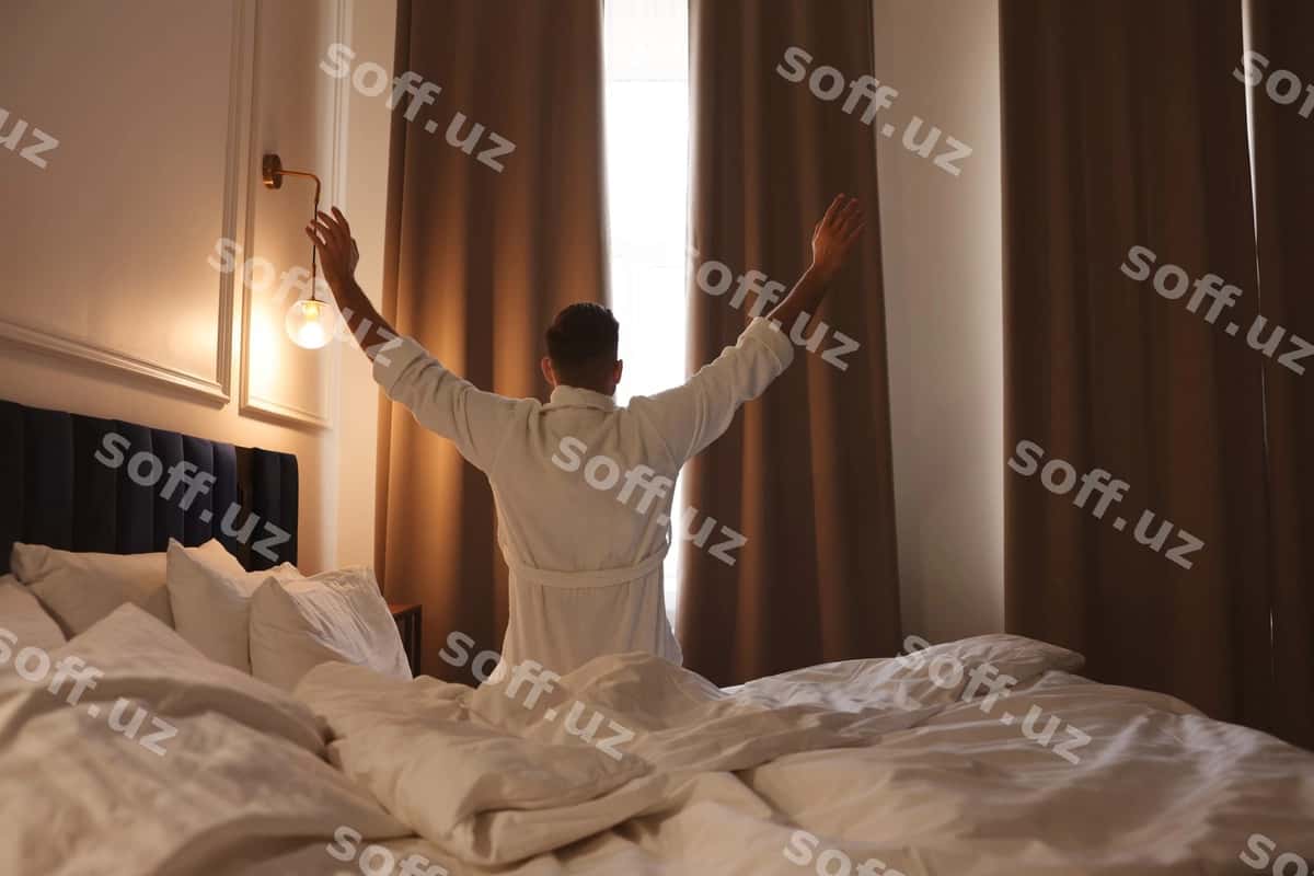Mehmonxona xonasining orqa ko'rinishini uyg'otayotgan odam | Man waking up hotel room back view 1