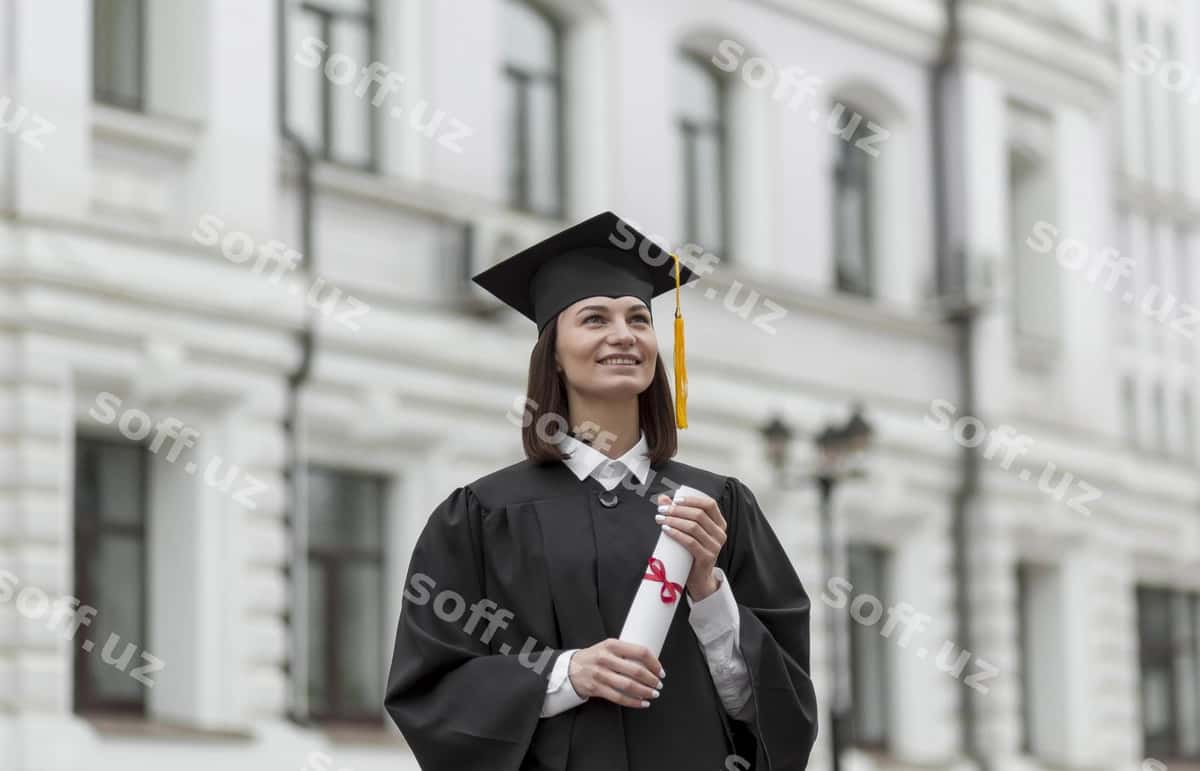 O'rta sur'at gulovchi ayol diplomni tutgan | Medium shot smiley woman holding diploma 1