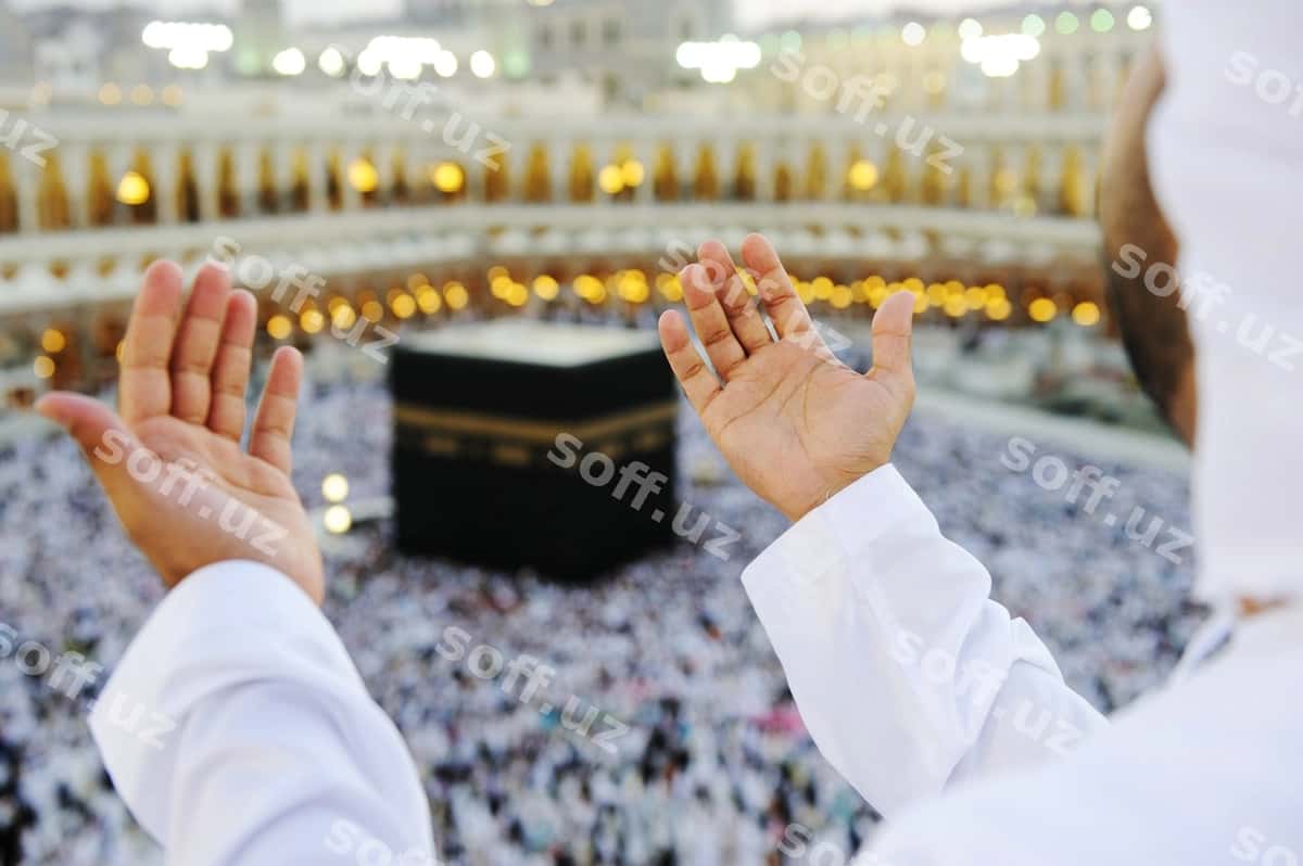 Musulmon Mekkahga qarab namoz o'qiyotgani uchun qo'llari ko'tarilgan | Muslim praying mekkah with hands up 1