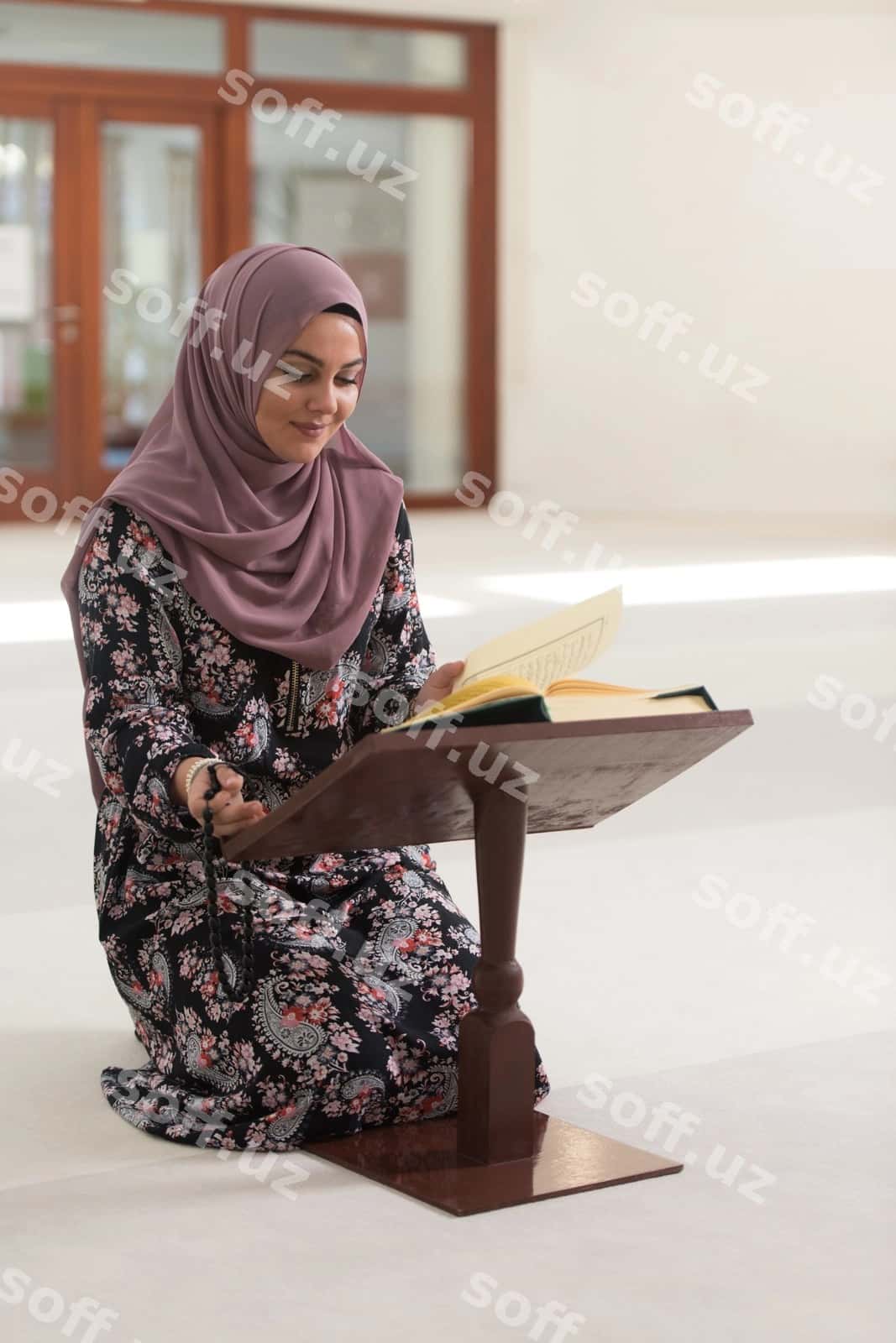 Muslim ayol Qur'on o'qiyotgan. | Muslim woman is reading koran 1