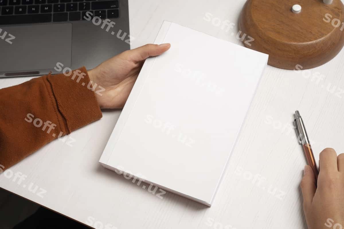 Uyda kitob o'qiyotgan odam | Person holding reading book home 1