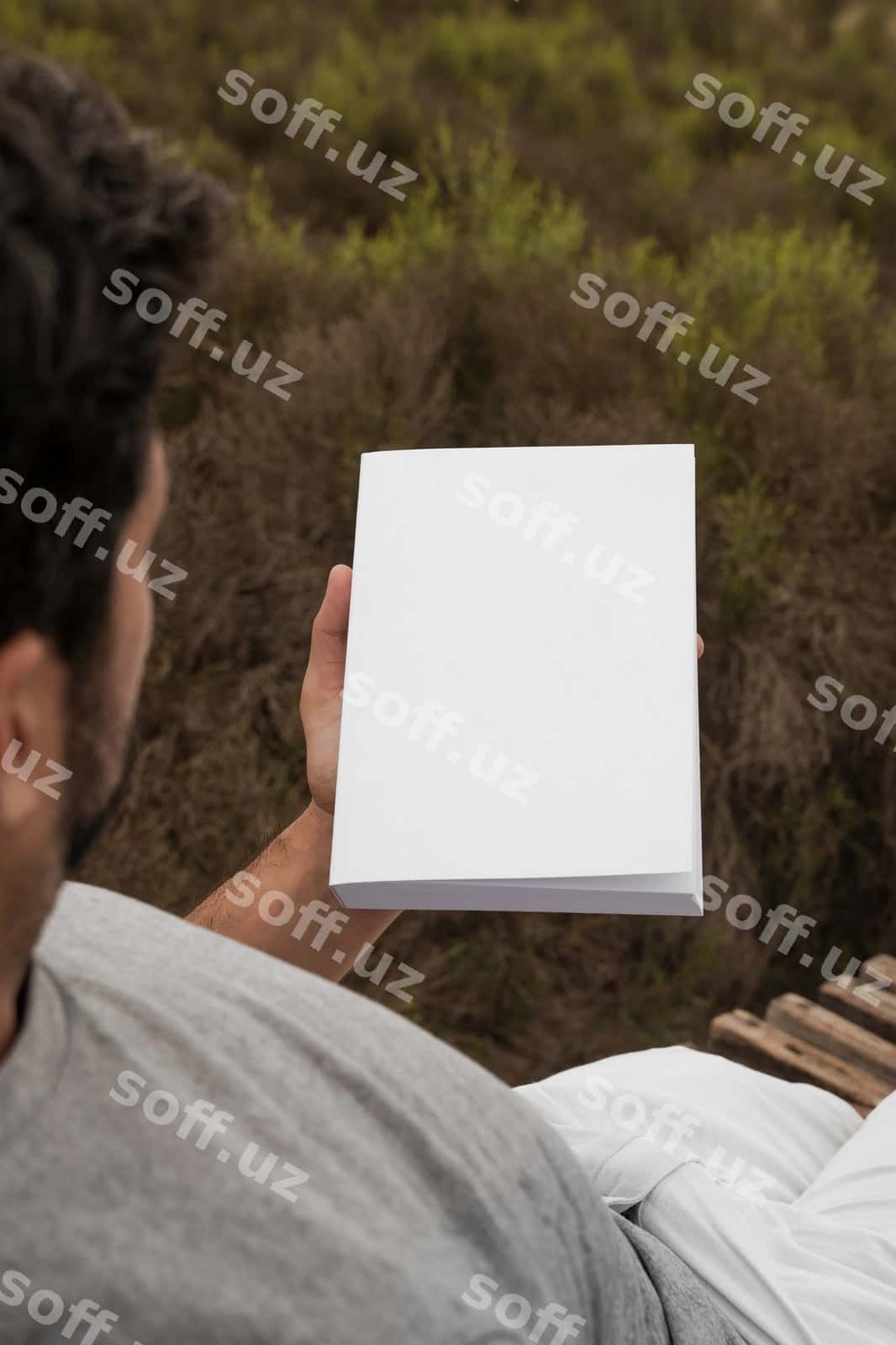 Kitob maketi o'qiyotgan odam | Person reading book mockup 1
