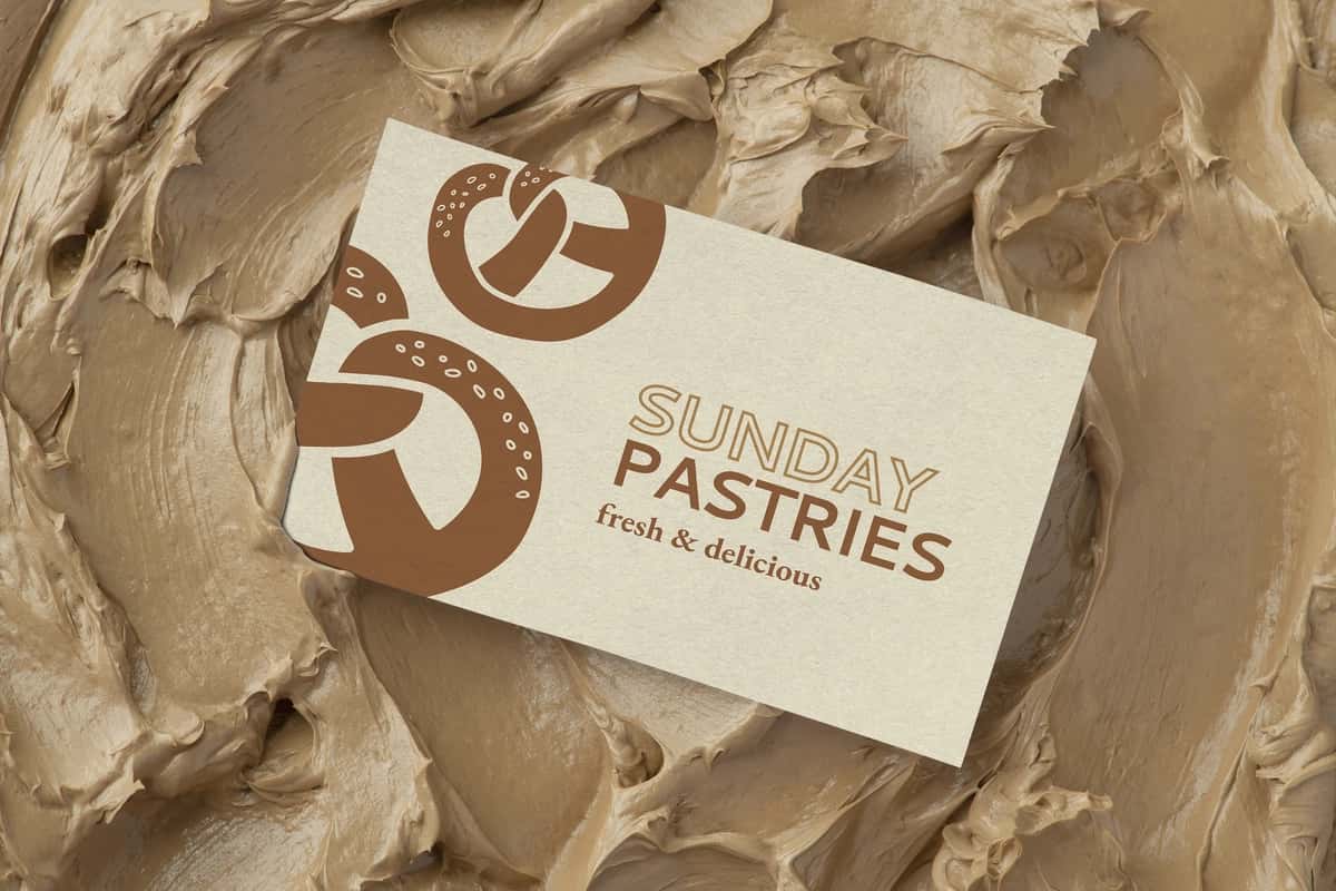 Xamir ovqatlar uchun vizitka maketi psd jigarrang muzlatish teksturasi | Pastries business card mockup psd brown frosting texture 1