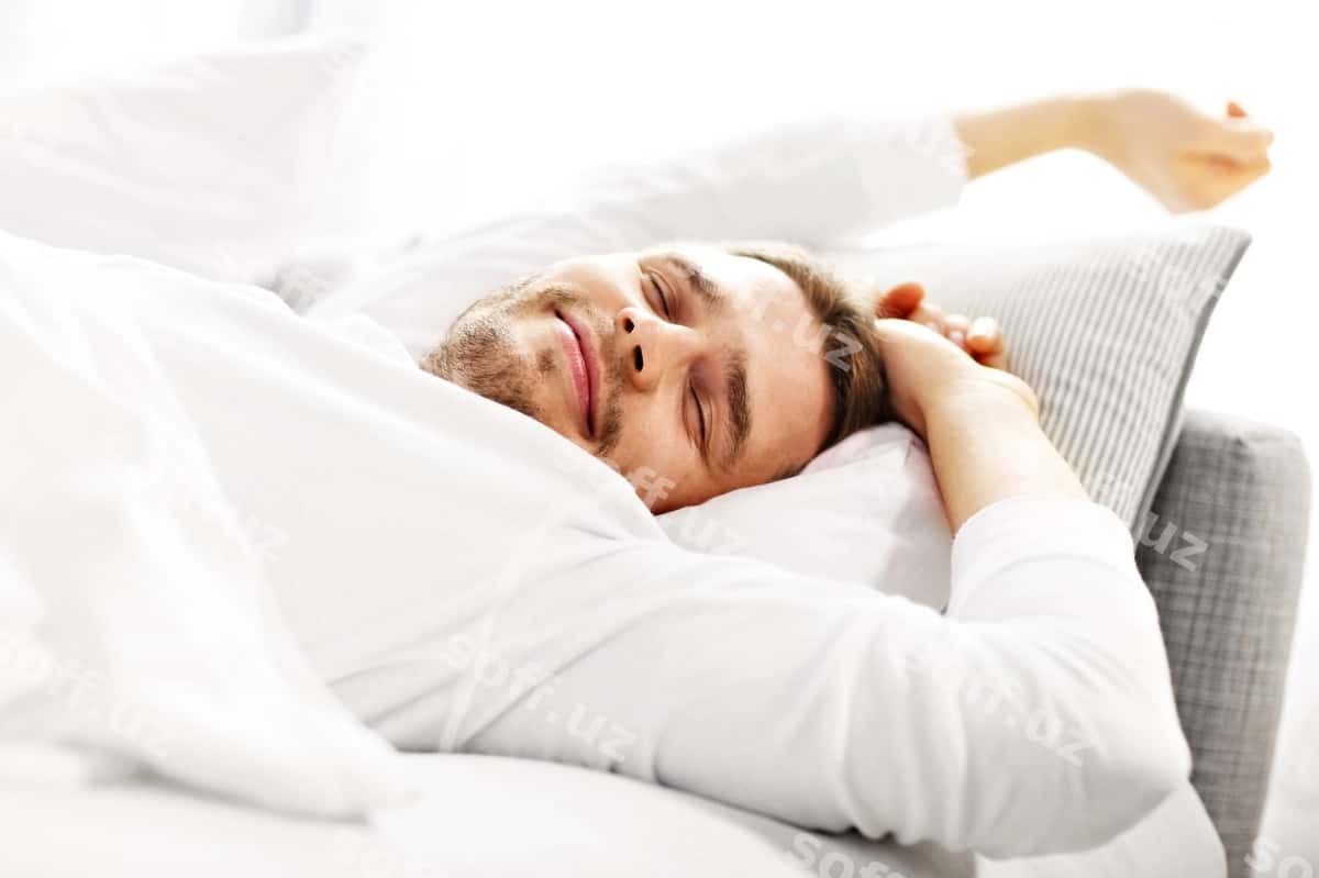 Rasmda yosh erkak matrasingni chuqilayotgan ko'rsatilgan | Picture showing young man stretching bed 1