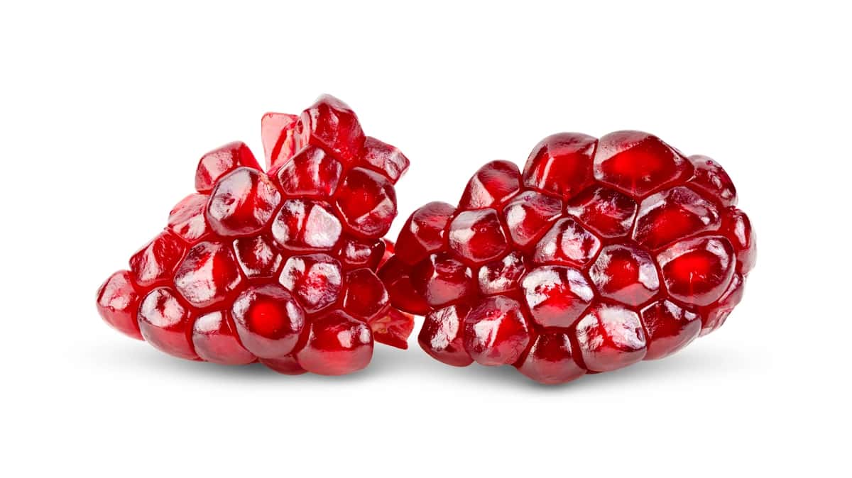 Anor urug'lari oq izolyatsiya qilingan | Pomegranate seeds isolated white 1