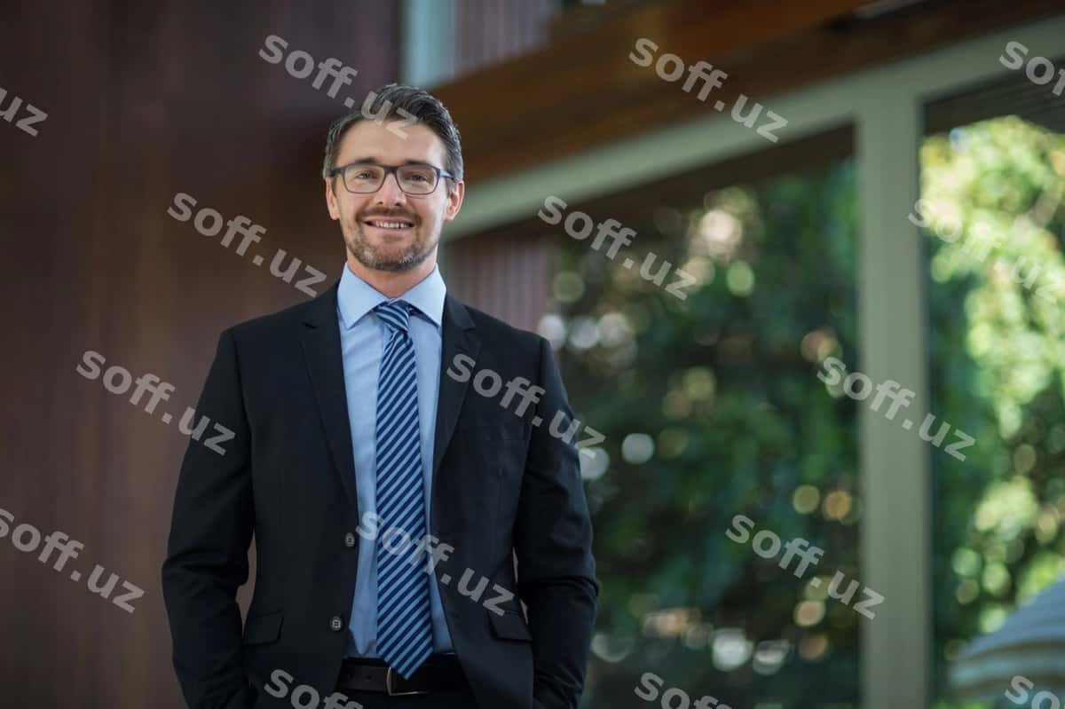 Portret baxtli biznesmen | Portrait happy businessman 1