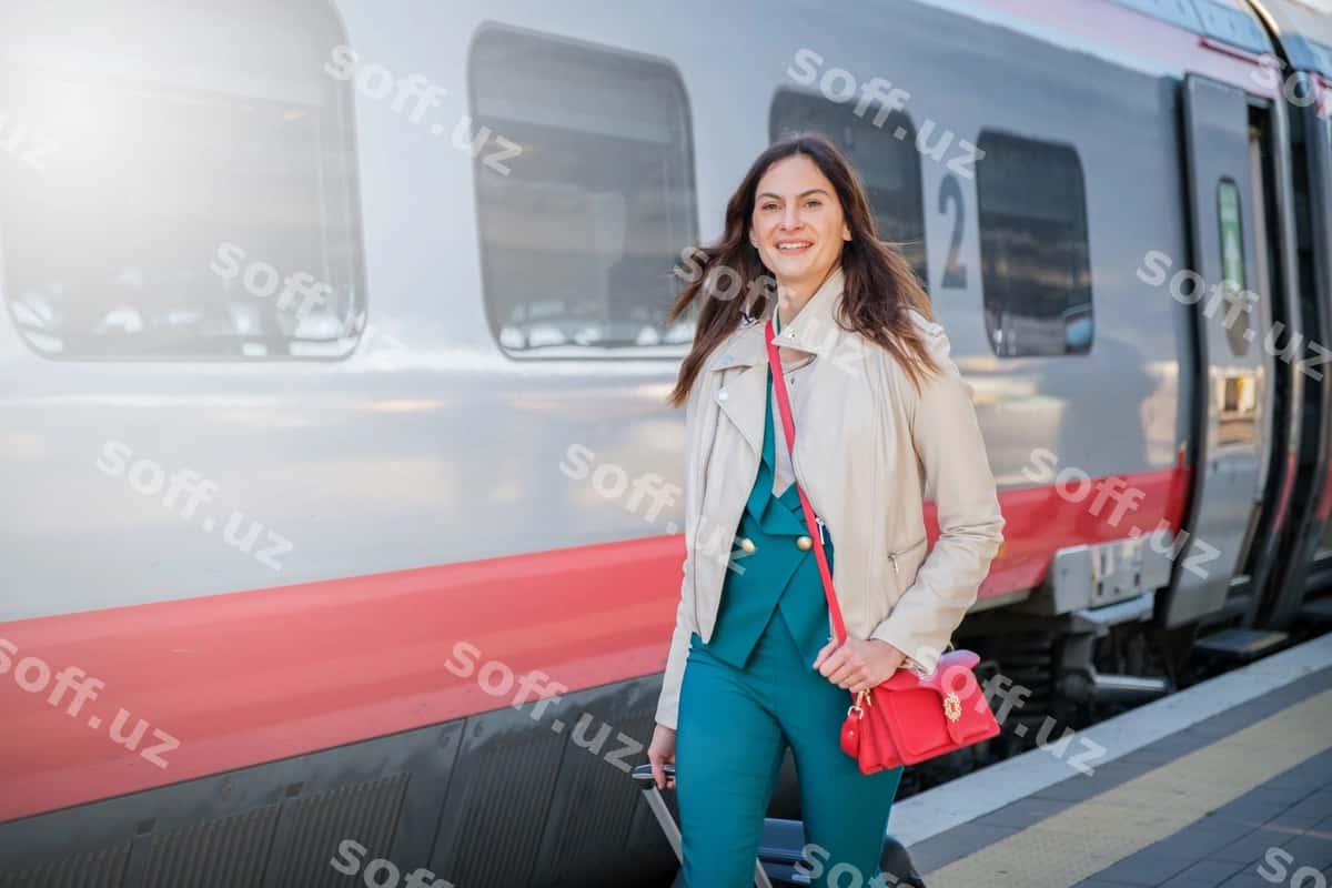 Orqa ko'rinishda poezda tirmovchi ayol | Rear view woman standing train 1